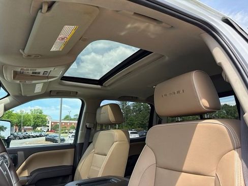 Used 2017 GMC Sierra 2500 Denali w/ Duramax Plus Package AWD/4WD image 18