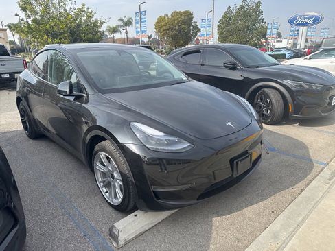 Used 2023 Tesla Model Y Long Range image 2