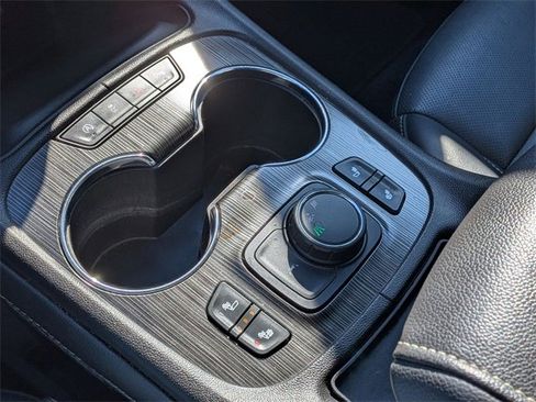 Used 2023 GMC Acadia SLT image 28