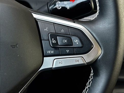 Used 2025 Volkswagen Tiguan SE image 26