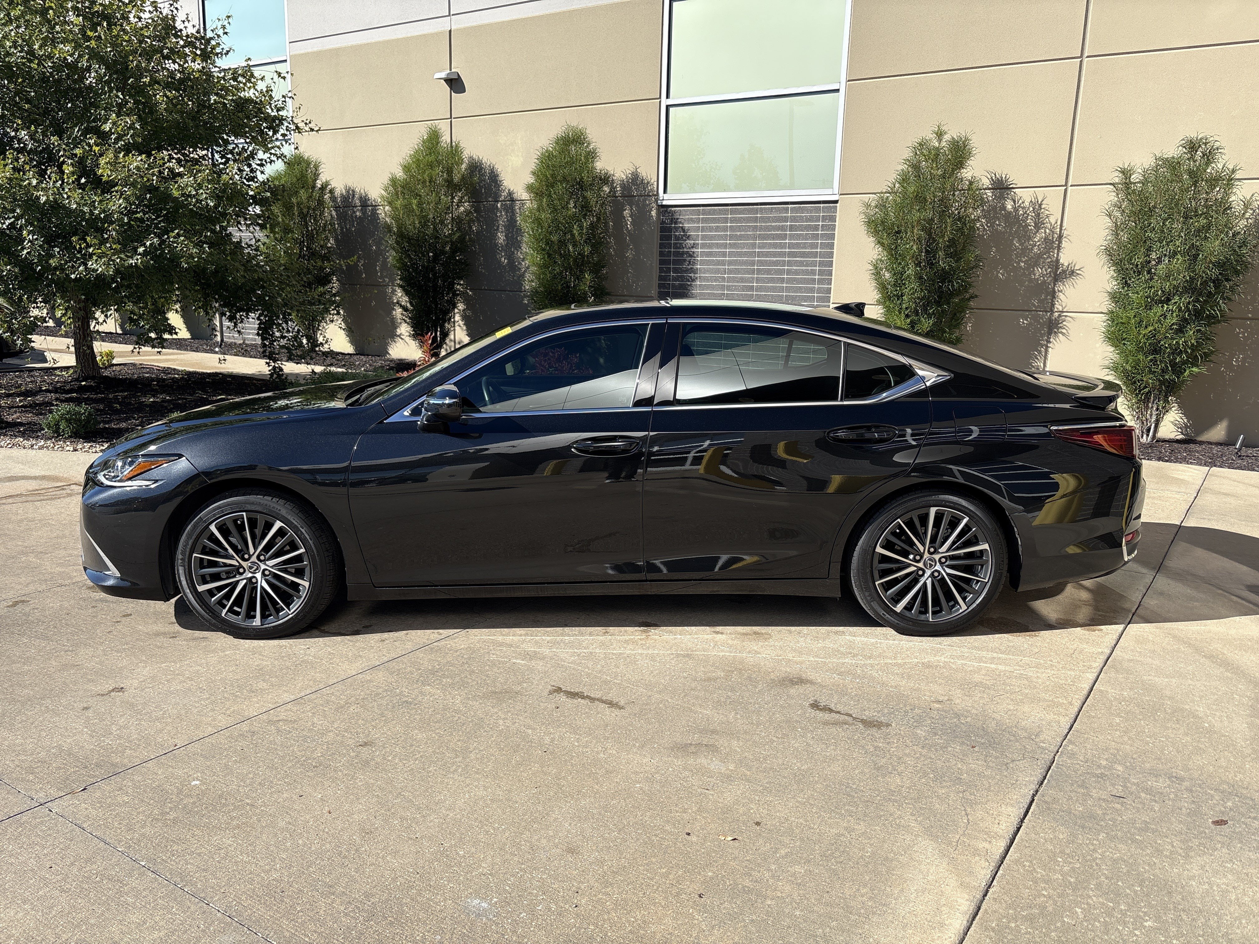 Used 2025 Lexus ES 300h w/ Premium Package FWD image 26