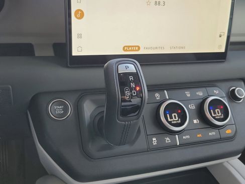 Used 2025 Land Rover Defender 90 S image 10