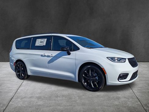 New 2026 Chrysler Pacifica Select image 2