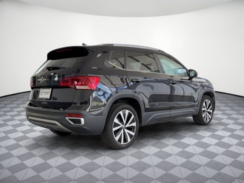 Used 2023 Volkswagen Taos SE w/ Panoramic Sunroof Package FWD image 9