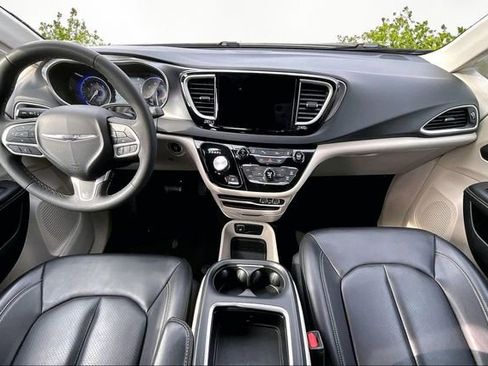 Used 2023 Chrysler Pacifica Touring-L FWD image 14