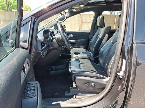 Used 2019 Chrysler Pacifica Limited FWD image 24