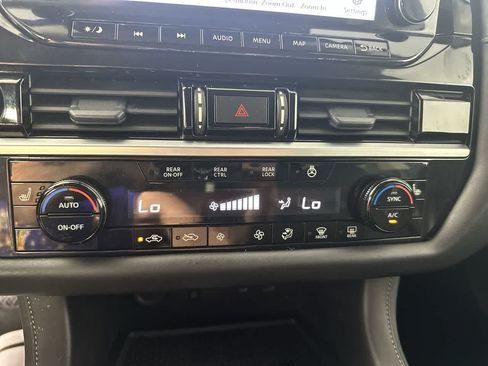 Used 2025 Nissan Pathfinder SL FWD image 23