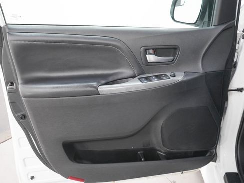 Used 2020 Toyota Sienna SE FWD image 22