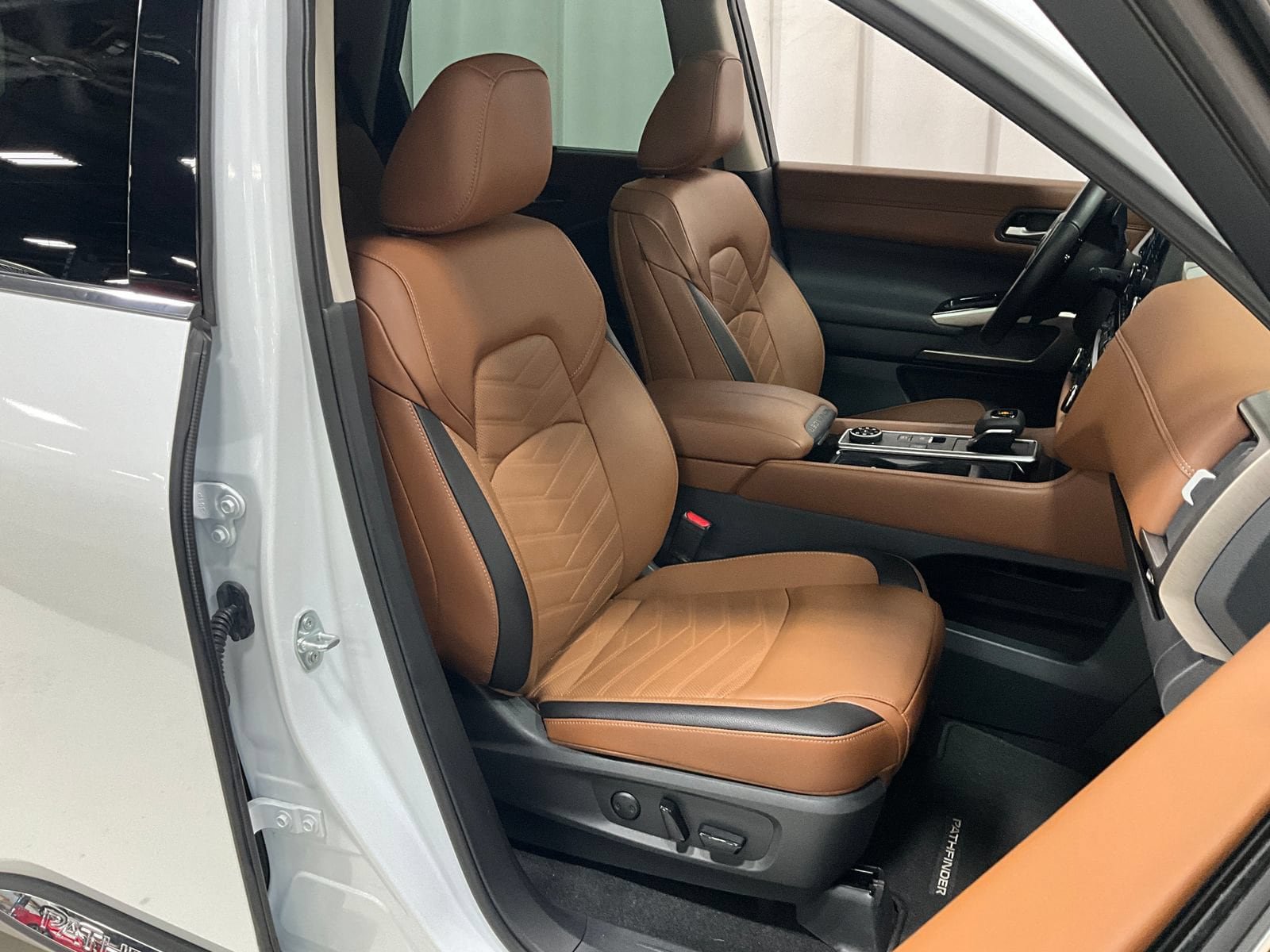 Used 2025 Nissan Pathfinder Platinum w/ Cargo Package AWD/4WD image 9