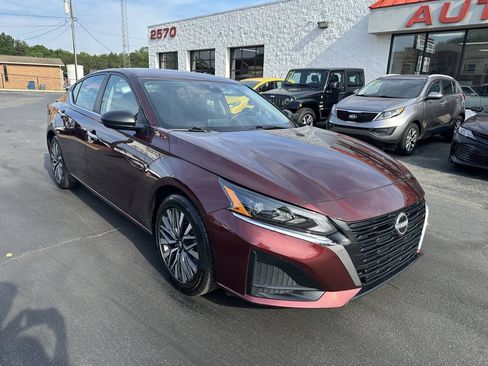 Used 2025 Nissan Altima 2.5 SV FWD image 3