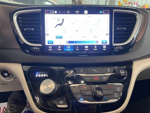 Used 2022 Chrysler Voyager LX FWD image 11