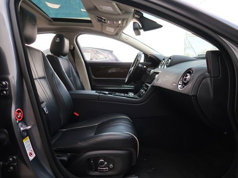 Used 2016 Jaguar XJ Supercharged image 36