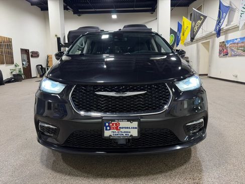 Used 2023 Chrysler Pacifica Touring-L FWD image 61