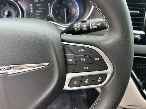 Used 2023 Chrysler Pacifica Touring-L FWD image 18