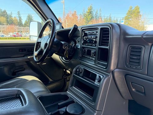 Used 2006 Chevrolet Silverado 2500 LS image 21