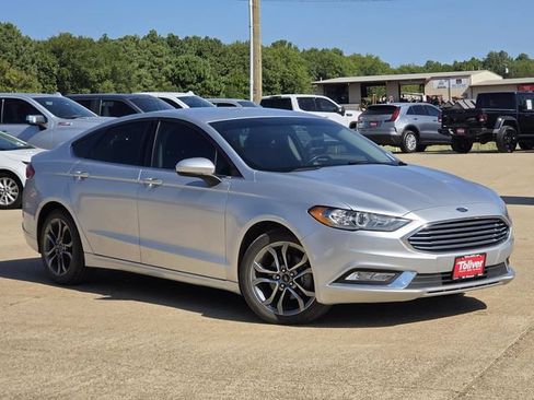 Used 2017 Ford Fusion SE w/ Equipment Group 201A FWD image 2