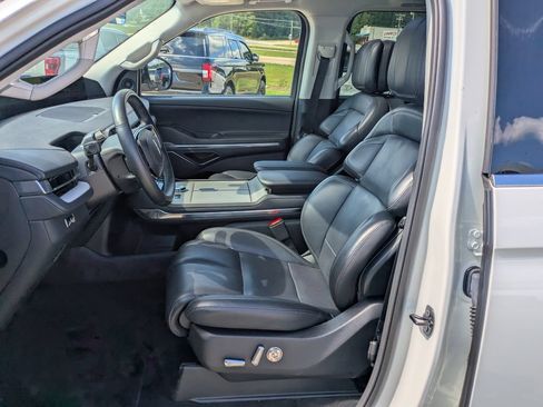 Used 2025 Lincoln Navigator Reserve AWD/4WD image 4