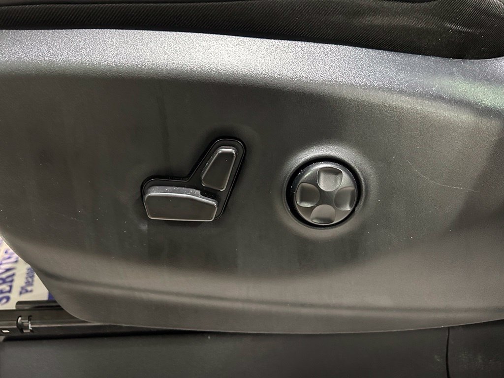 Used 2024 Chrysler Pacifica Touring-L FWD image 19