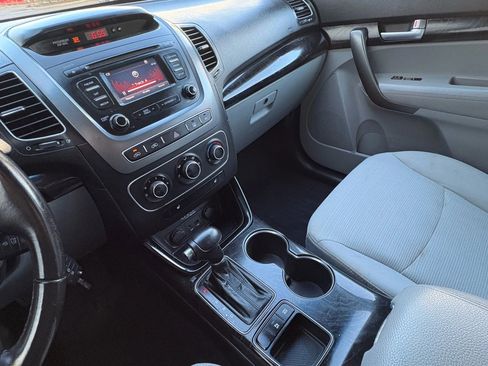 Used 2014 Kia Sorento LX image 12