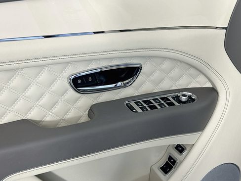 Certified 2023 Bentley Bentayga AWD/4WD image 18