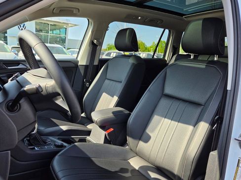 Used 2023 Volkswagen Tiguan SE w/ Panoramic Sunroof Package image 23