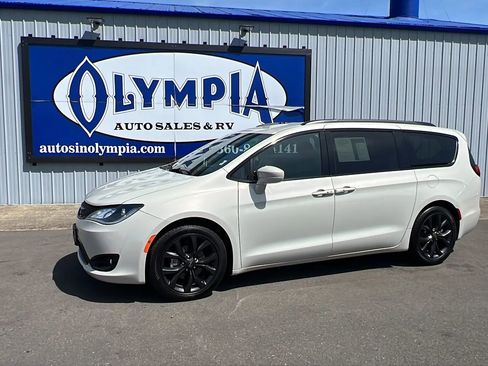 Used 2019 Chrysler Pacifica Touring-L w/ S Appearance Package FWD image 1
