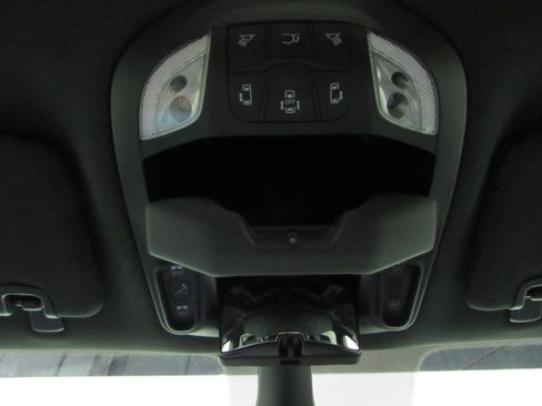 Used 2025 Chrysler Pacifica Limited FWD image 18