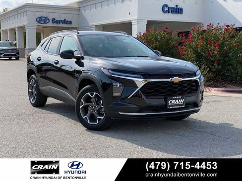 Used 2025 Chevrolet Trax LT FWD image 1