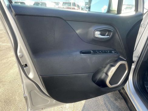 Used 2017 Jeep Renegade Latitude FWD image 16