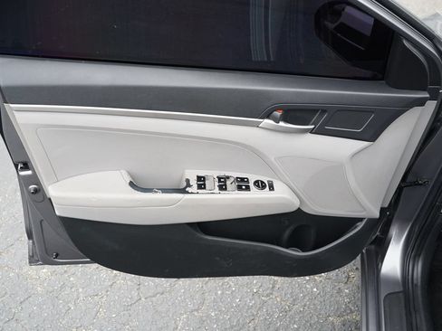 Used 2020 Hyundai Elantra SE FWD image 22