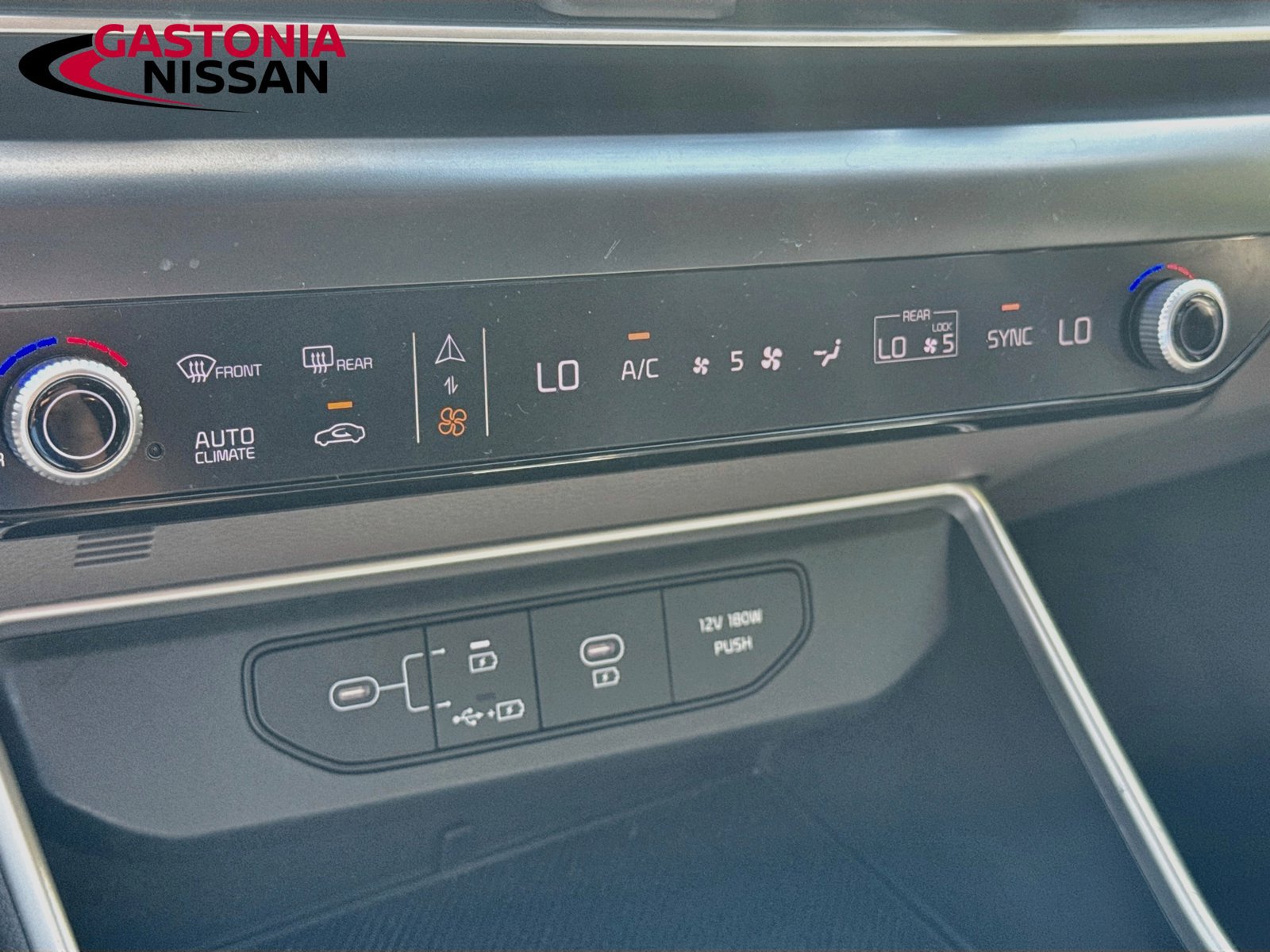 Used 2025 Kia Carnival FWD image 21