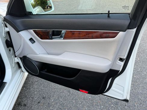 Used 2011 Mercedes-Benz C 300 Luxury image 17