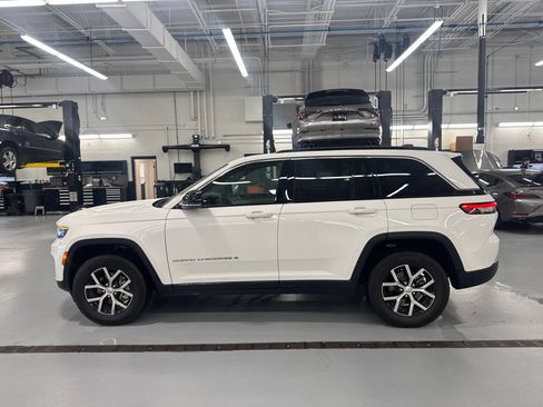 Used 2024 Jeep Grand Cherokee Limited AWD/4WD image 9