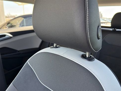 New 2026 Volkswagen Taos SE image 12