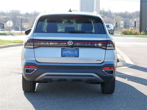 Certified 2025 Volkswagen Taos SE image 6