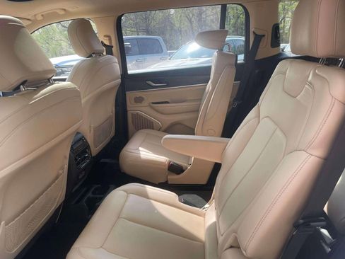 Used 2022 Jeep Grand Cherokee L Limited AWD/4WD image 12