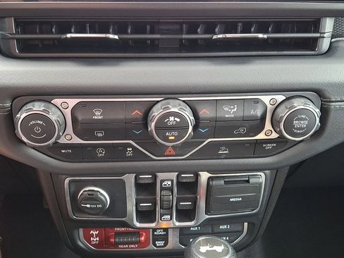 Used 2025 Jeep Wrangler Unlimited Rubicon AWD/4WD image 15