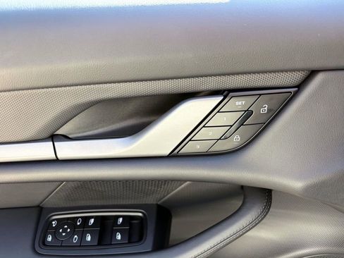 Used 2025 Porsche Taycan image 23