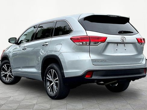 Used 2018 Toyota Highlander LE FWD image 4