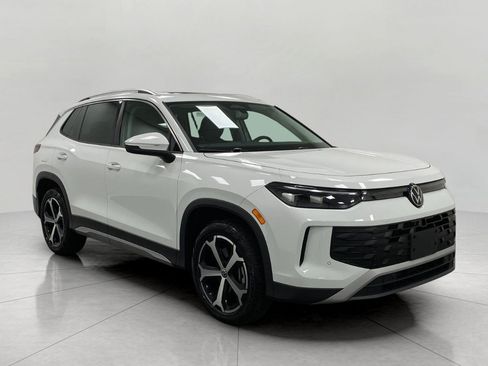 Certified 2026 Volkswagen Tiguan SE AWD/4WD image 1