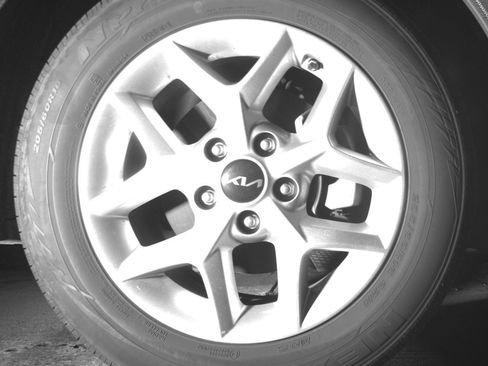 Used 2025 Kia Soul LX w/ LX Technology Package image 13