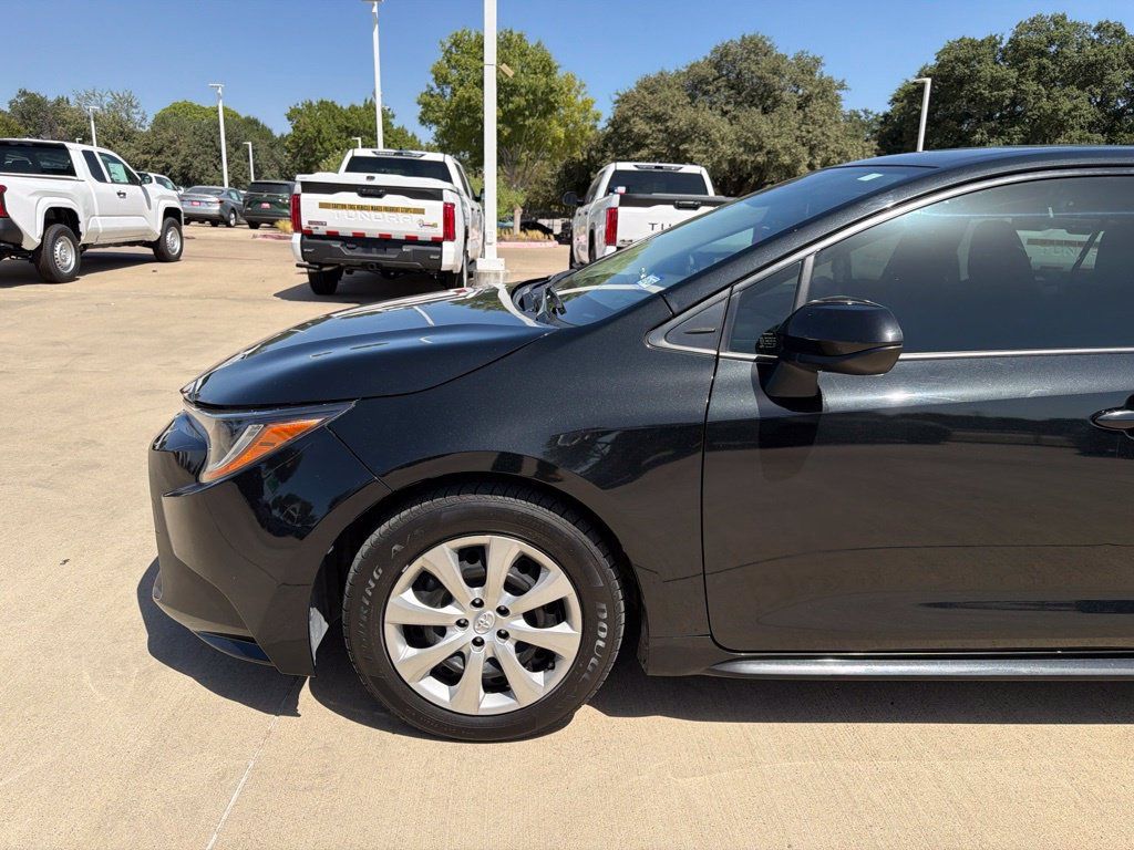 Used 2022 Toyota Corolla LE FWD image 2