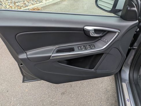 Used 2017 Volvo V60 T6 R-Design Platinum image 12