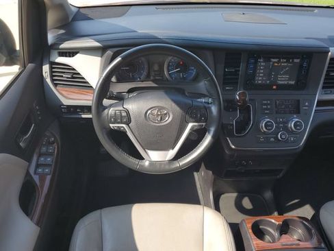 Used 2017 Toyota Sienna Limited Premium w/ Advanced Technology Package FWD image 31
