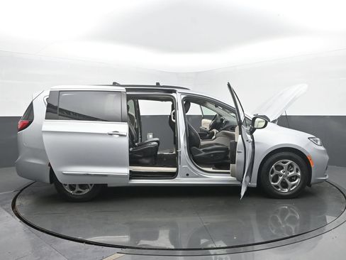 Used 2023 Chrysler Pacifica Limited FWD image 55