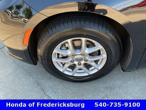 Used 2024 Chrysler Pacifica Touring-L FWD image 10