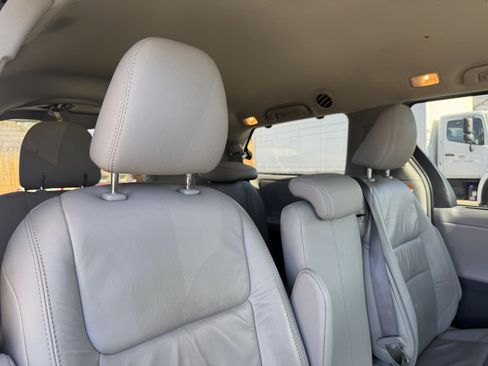 Used 2017 Toyota Sienna XLE image 17