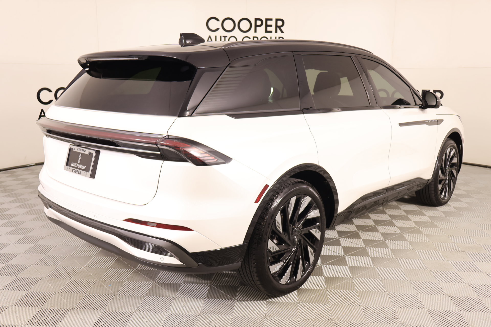 Used 2025 Lincoln Nautilus Reserve w/ Jet Appearance Package AWD/4WD image 24