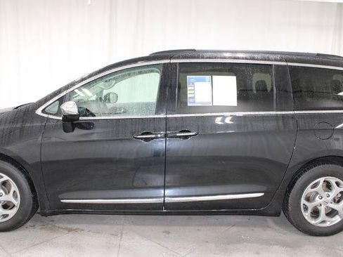 Used 2023 Chrysler Pacifica Limited FWD image 6