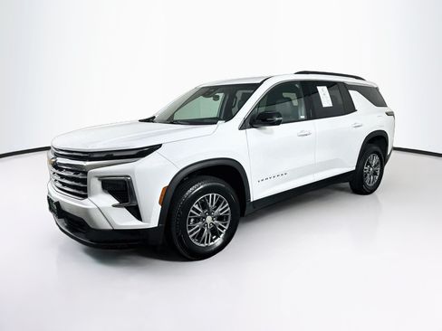 Used 2026 Chevrolet Traverse LT FWD image 3